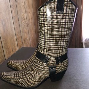 Rain boots size 10 barely worn